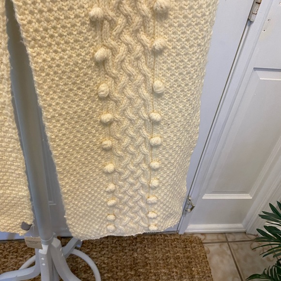 NWT American Eagle Pom Pom Baubles Cable Knit Wool Blend Knit Scarf Cream OS - Picture 3 of 7